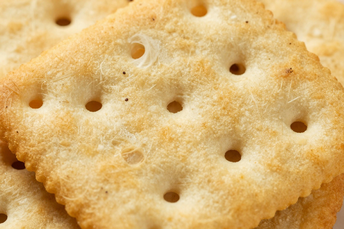 I buchi nei crackers: il segreto che rende questo snack irresistibile e più interessante di quanto pensi