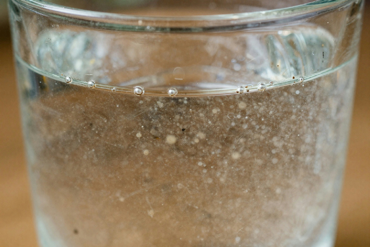 Quali verità nasconde l'acqua che beviamo: calcare e PFAS nel nostro benessere quotidiano